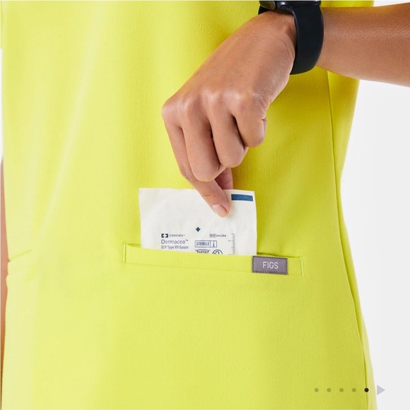 FIGS Casma Three-Pocket Scrub Top colour Serving Lime v neck with small flaw - Picture 4 of 7